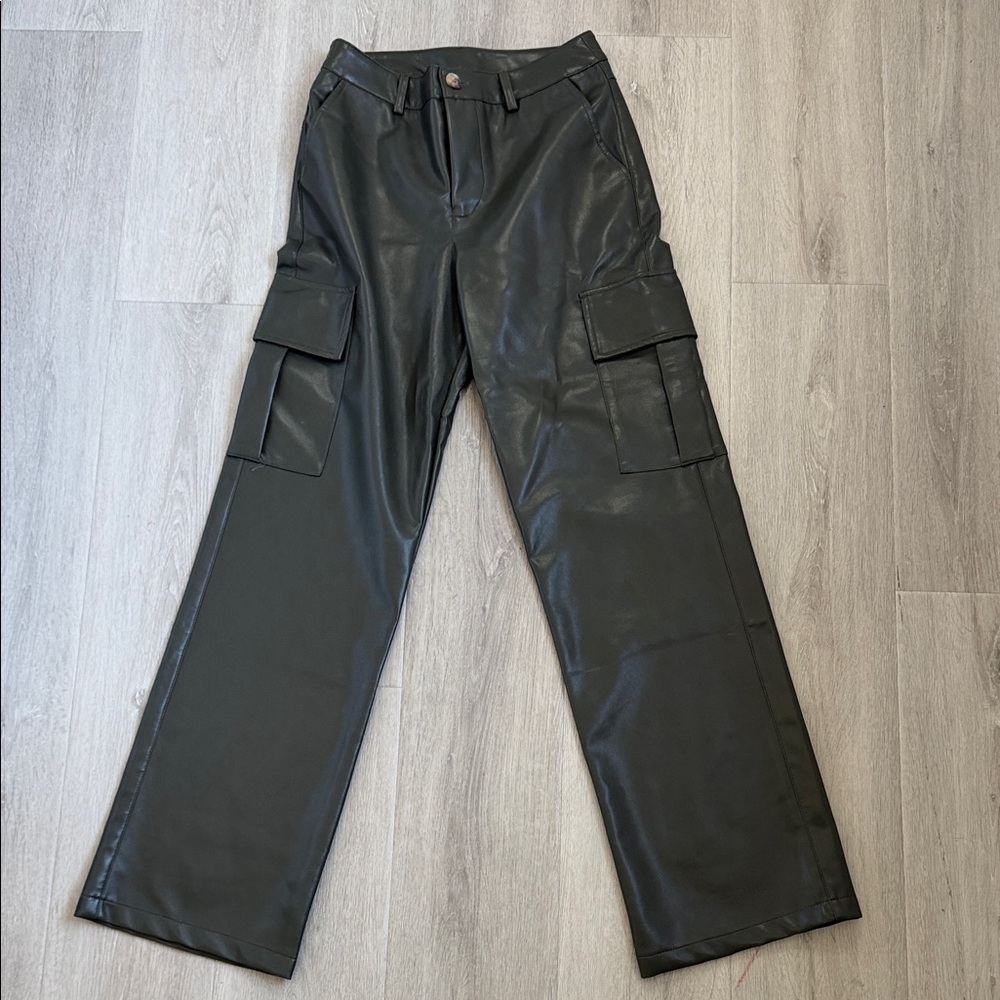 Sans Souci women’s olive green faux leather Cargo Pants size small NWOT